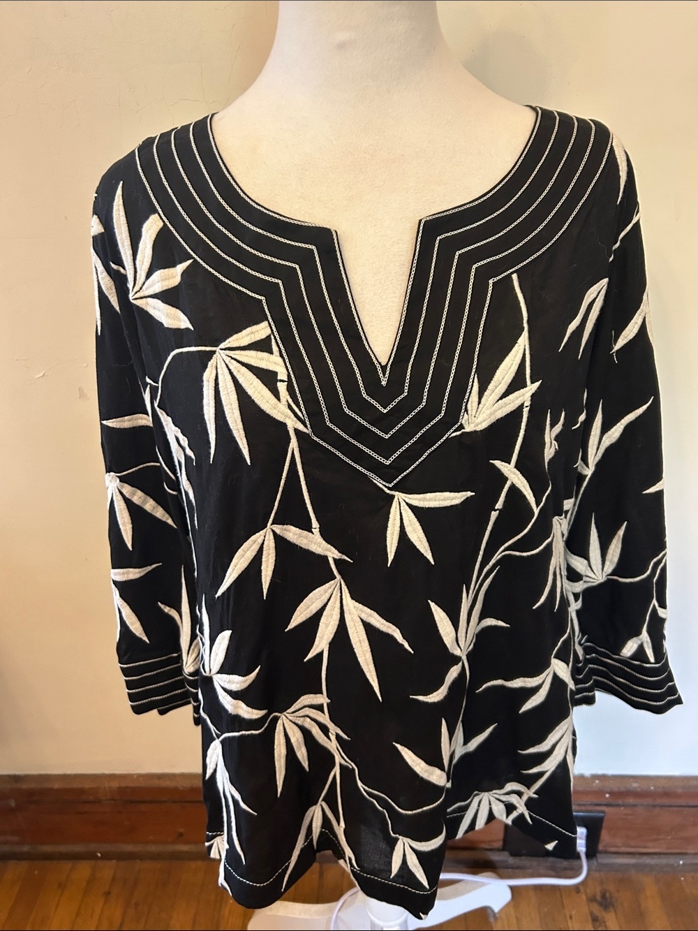 Talbots Black Tunic Top with White Botanical Embroidery Size 14P EUC